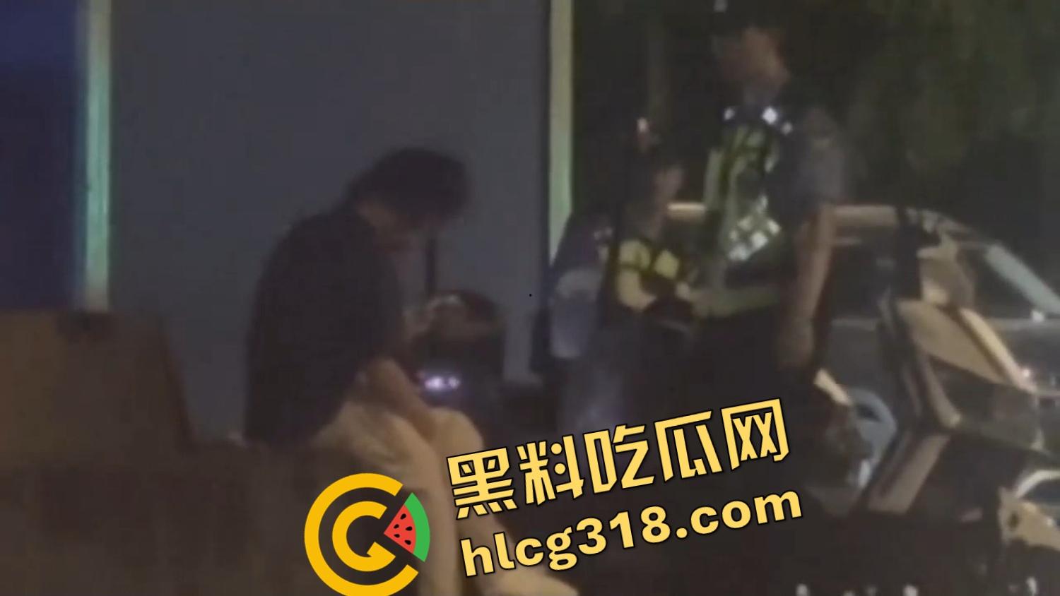 小情侣激情路边打飞机,巡警一照手还在撸,故作镇定装糊涂,路边撸管到底算不算犯法?-5