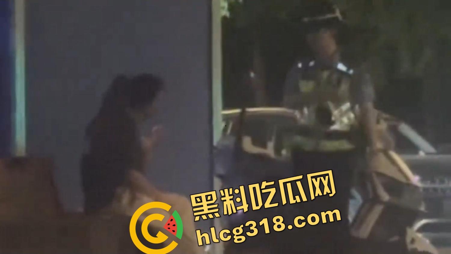 小情侣激情路边打飞机,巡警一照手还在撸,故作镇定装糊涂,路边撸管到底算不算犯法?-6