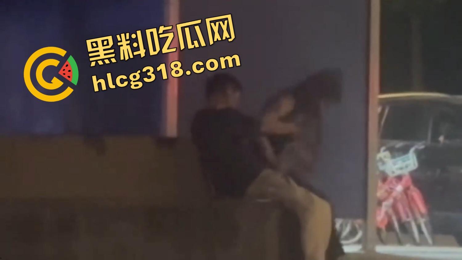 小情侣激情路边打飞机,巡警一照手还在撸,故作镇定装糊涂,路边撸管到底算不算犯法?-7