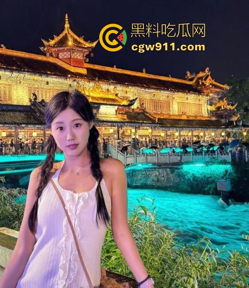 成都高颜值尤物【李曦奕】被男友双指扣穴狂插淫水四溢喷溅,口交深喉后入女上骑轮番上阵,十足的性瘾母狗!-1