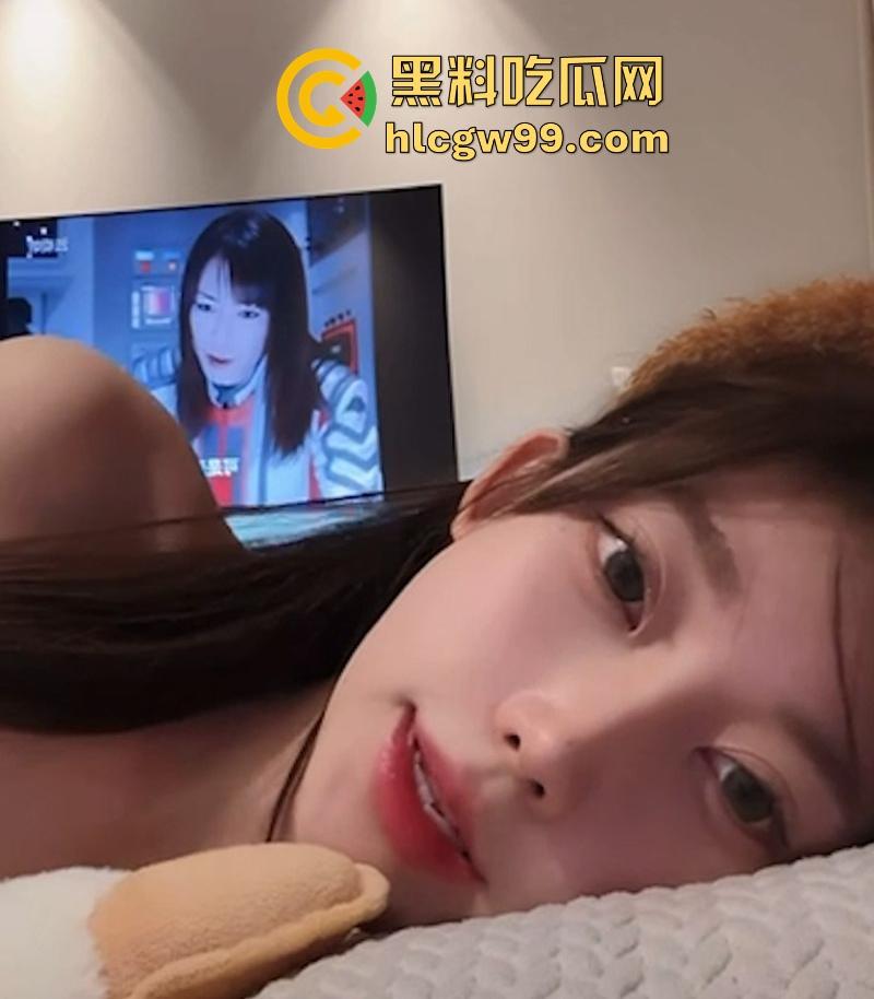 抖音高颜值网红【垚垚垚垚垚】一边直播一边被金主后入爆操,审核是睡着了吗 这都不封号?-8