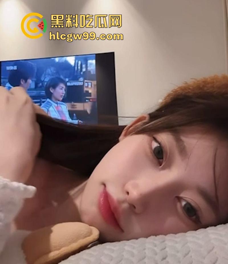 抖音高颜值网红【垚垚垚垚垚】一边直播一边被金主后入爆操,审核是睡着了吗 这都不封号?-9