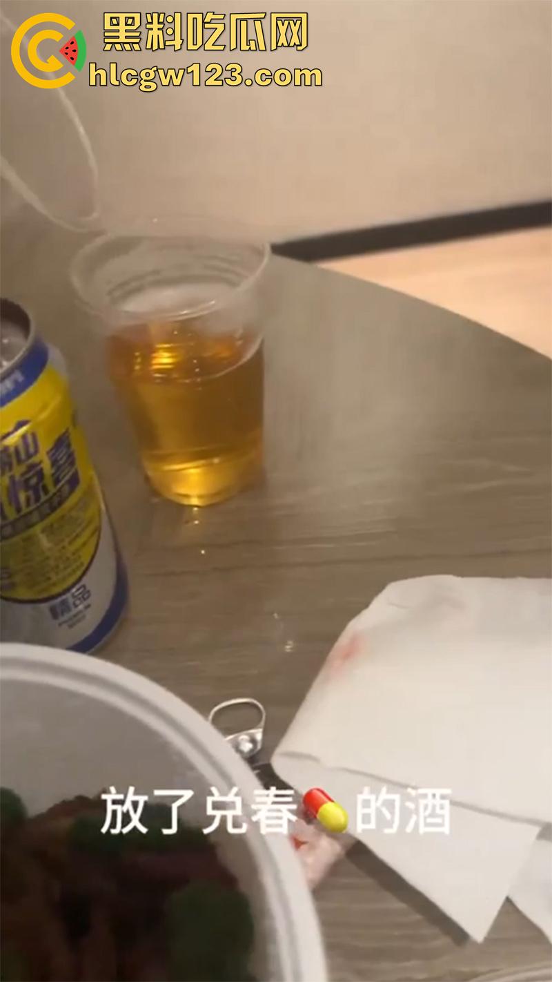 包臀裙长腿黑丝母狗,背着男友酒店约炮,结果被大神下春药,现场发骚激情啪啪,开裆黑丝好诱惑!-6