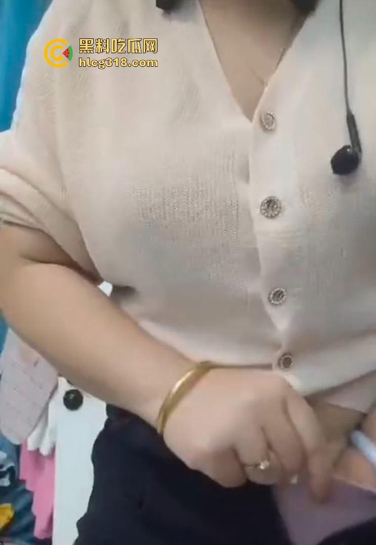 熟女主播深夜大秀冰镇骚逼,新鲜出炉大冰棍狂插不停,贴着私处快速摩擦,画面无比刺激!-5