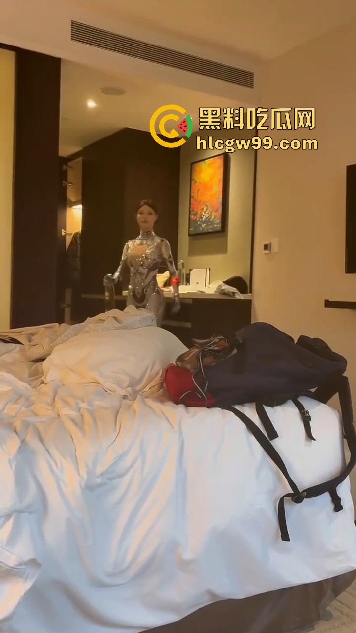 勇敢的人已经提前享受了,机器人不仅能扭秧歌,还能端茶倒水,陪睡开房这颜值不输3000块的外围!-7