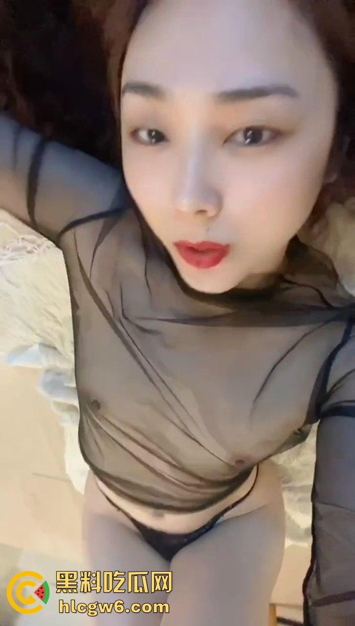 成都少妇【陈小艺】给老公戴绿帽 穿透视装给情妇发自慰视频 还接受主人调教 独家爆料!-7