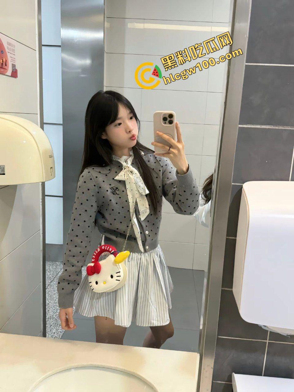 上海音乐学院清纯嫩妹反差女大【林妙音】为买苹果手机下海 双手撕逼直插后入射屁!独家曝光流出!-2