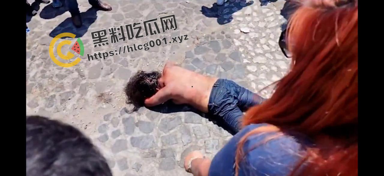 外网大瓜!墨西哥夫妇绑架邻居8岁女孩要钱还撕票 被抓住后当街暴打私刑至死 奶子都打烂了 活该被打死 现场直达-2
