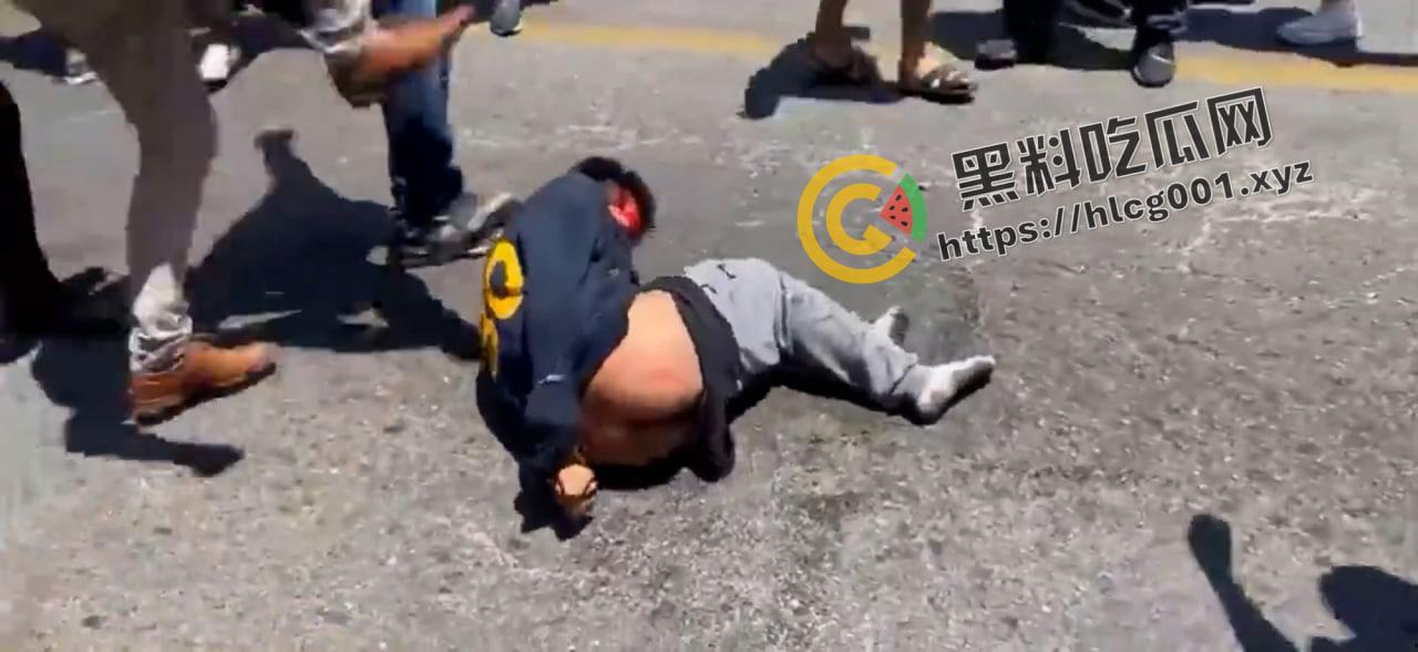 外网大瓜!墨西哥夫妇绑架邻居8岁女孩要钱还撕票 被抓住后当街暴打私刑至死 奶子都打烂了 活该被打死 现场直达-3