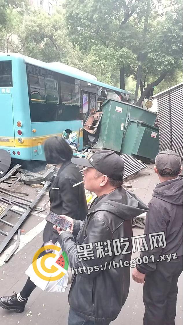 江西南昌胜利路公交车失控冲进人群 一地的行人尸体碎片 现场直达-7