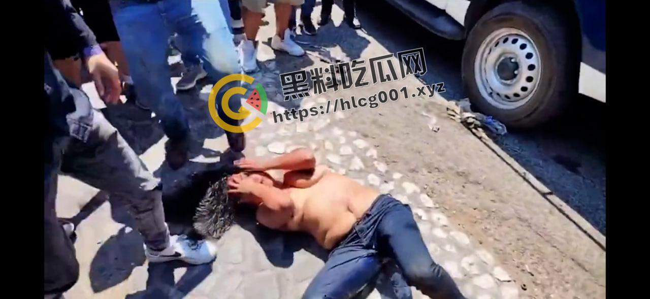 外网大瓜!墨西哥夫妇绑架邻居8岁女孩要钱还撕票 被抓住后当街暴打私刑至死 奶子都打烂了 活该被打死 现场直达-4