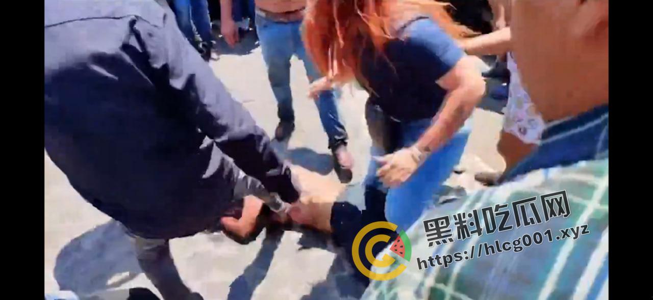 外网大瓜!墨西哥夫妇绑架邻居8岁女孩要钱还撕票 被抓住后当街暴打私刑至死 奶子都打烂了 活该被打死 现场直达-5