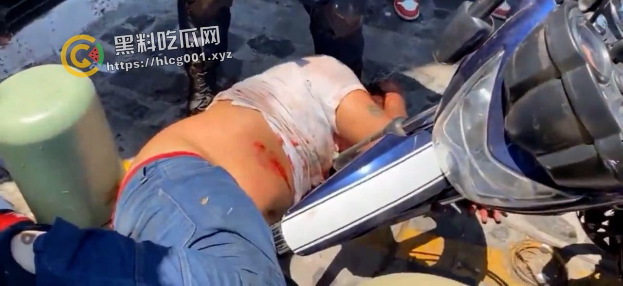 外网大瓜!墨西哥夫妇绑架邻居8岁女孩要钱还撕票 被抓住后当街暴打私刑至死 奶子都打烂了 活该被打死 现场直达-6