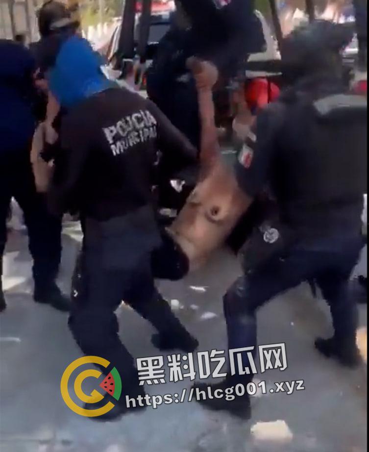 外网大瓜!墨西哥夫妇绑架邻居8岁女孩要钱还撕票 被抓住后当街暴打私刑至死 奶子都打烂了 活该被打死 现场直达-7