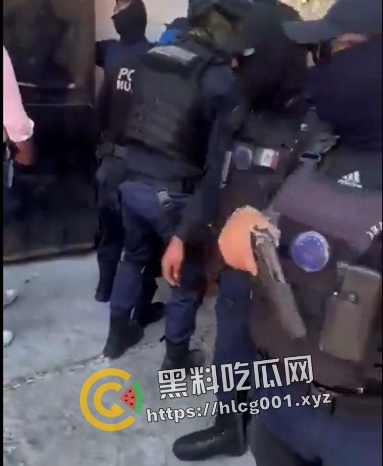 外网大瓜!墨西哥夫妇绑架邻居8岁女孩要钱还撕票 被抓住后当街暴打私刑至死 奶子都打烂了 活该被打死 现场直达-8