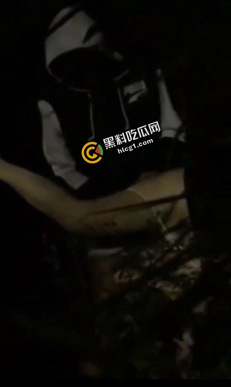 陕西能源职业技术学院 小情侣半夜树林里打野战 快活后入时被偷拍传出-1