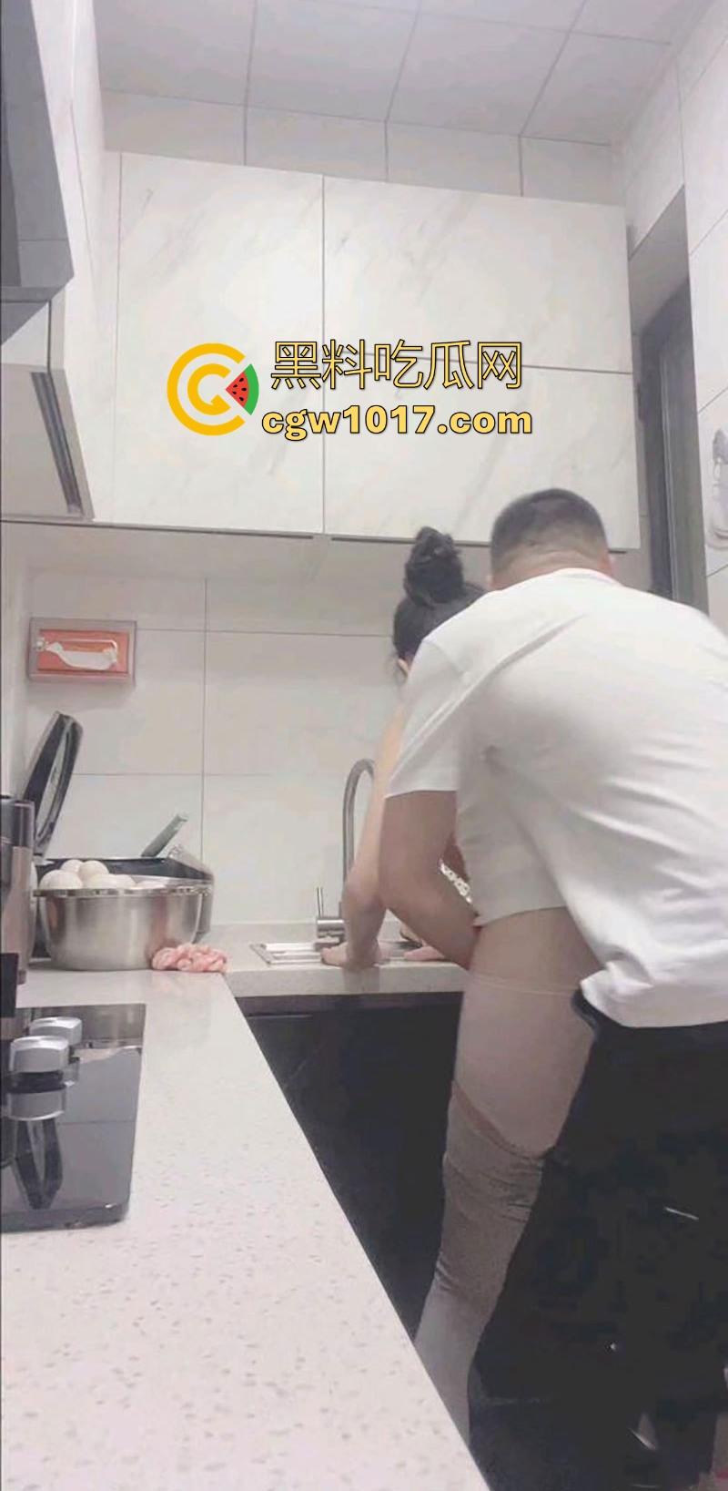 在厨房强上美艳瑜伽裤嫂子,按在厨房灶台就从后面猛干,插得嫂子淫水哗哗流,内射内射彻底被操服了!-1