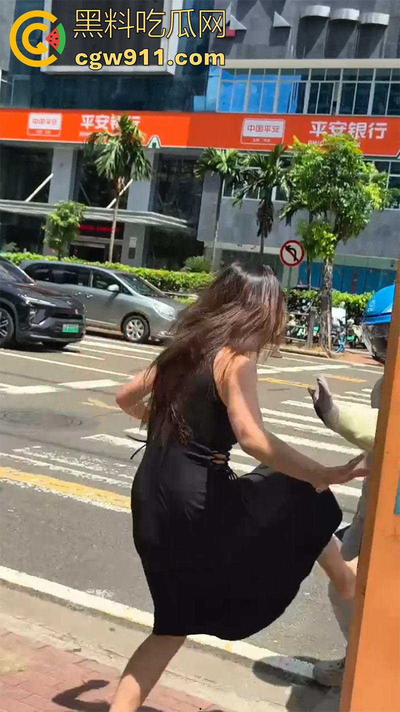 海口小仙女司机，和外卖小哥打架，当场撒泼别车后，还先动手打人，后面还摇人了，女司机最后被警察拷走。-7