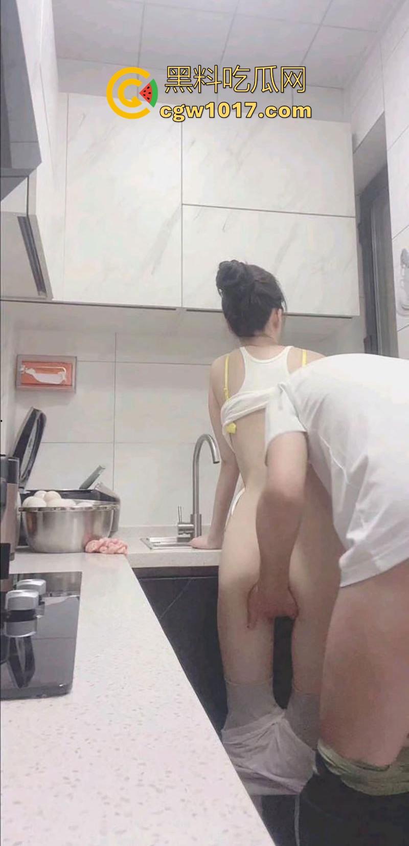 在厨房强上美艳瑜伽裤嫂子,按在厨房灶台就从后面猛干,插得嫂子淫水哗哗流,内射内射彻底被操服了!-2