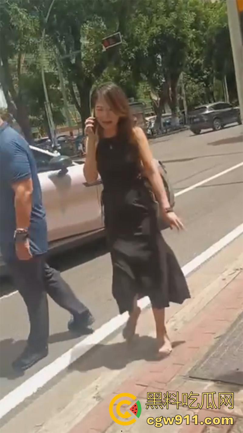 海口小仙女司机，和外卖小哥打架，当场撒泼别车后，还先动手打人，后面还摇人了，女司机最后被警察拷走。-9