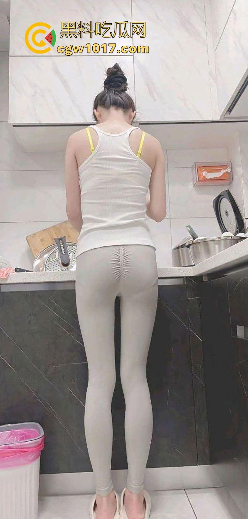 在厨房强上美艳瑜伽裤嫂子,按在厨房灶台就从后面猛干,插得嫂子淫水哗哗流,内射内射彻底被操服了!-4