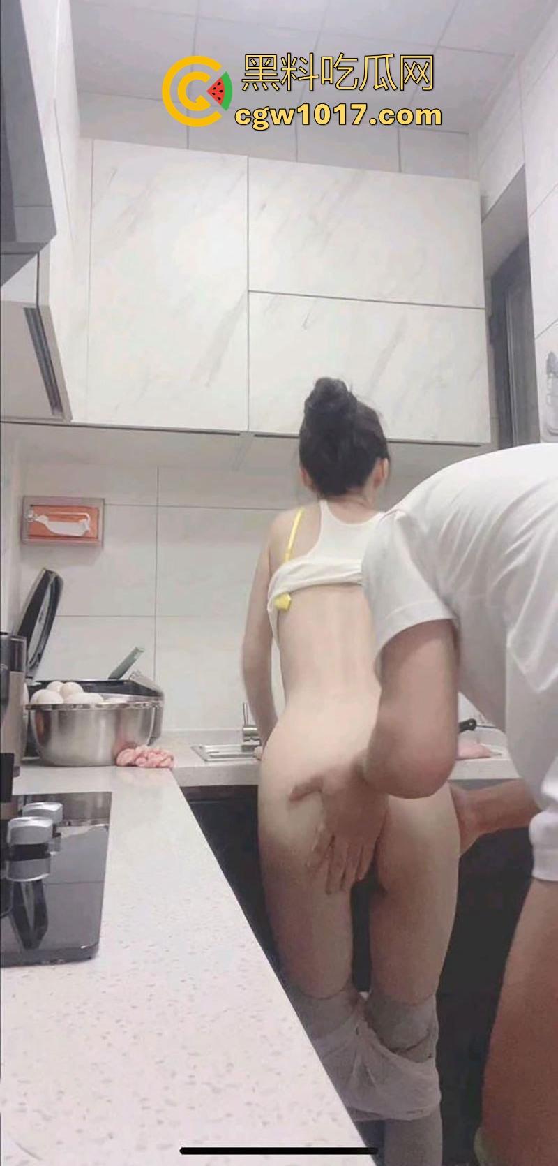 在厨房强上美艳瑜伽裤嫂子,按在厨房灶台就从后面猛干,插得嫂子淫水哗哗流,内射内射彻底被操服了!-6