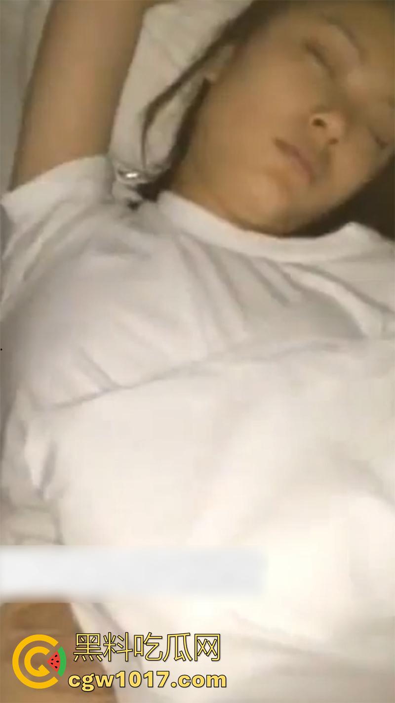 下药迷奸兄弟漂亮女友,惦记很久终于得到机会,带到酒店肆意蹂躏,爆操黑穴最后还射嘴里,太变态了!-1