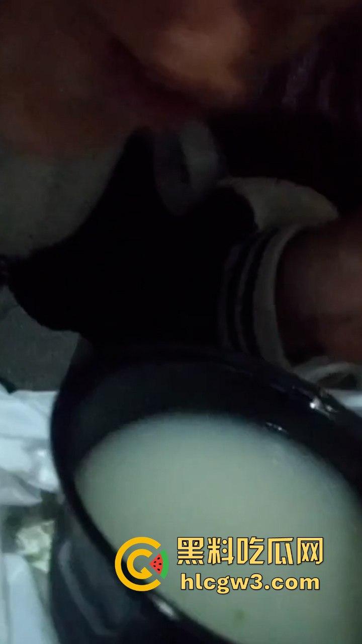 看完这个你还敢点外卖吗？美团外卖骑手丁子豪朝餐食里吐口水?平台:已永久限制接单-6