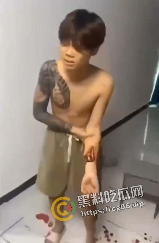 漳州精神小伙偷吃大哥女人被抓住 手被砍断不让走 任由血流下来 现场视频流出 这就是大哥的实力吗-6