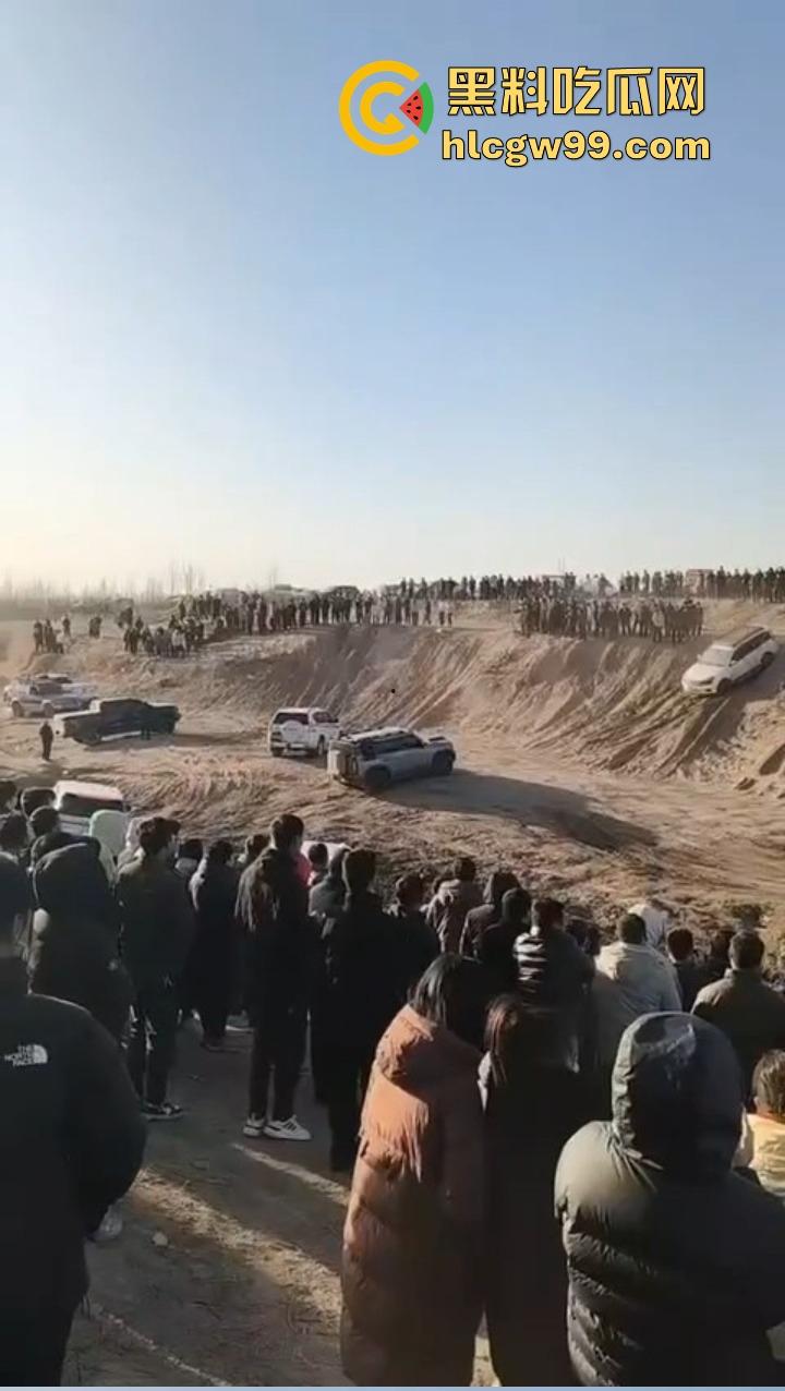 邯郸魏县飙车现场突袭,越野场地赛突遇警察突袭,猛禽油门踩到底,吓得差点侧翻!-1