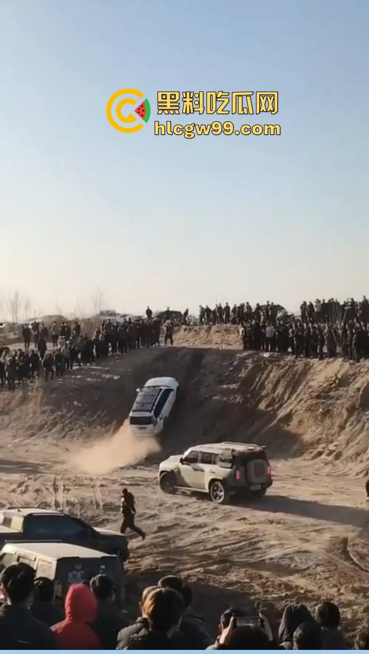 邯郸魏县飙车现场突袭,越野场地赛突遇警察突袭,猛禽油门踩到底,吓得差点侧翻!-2