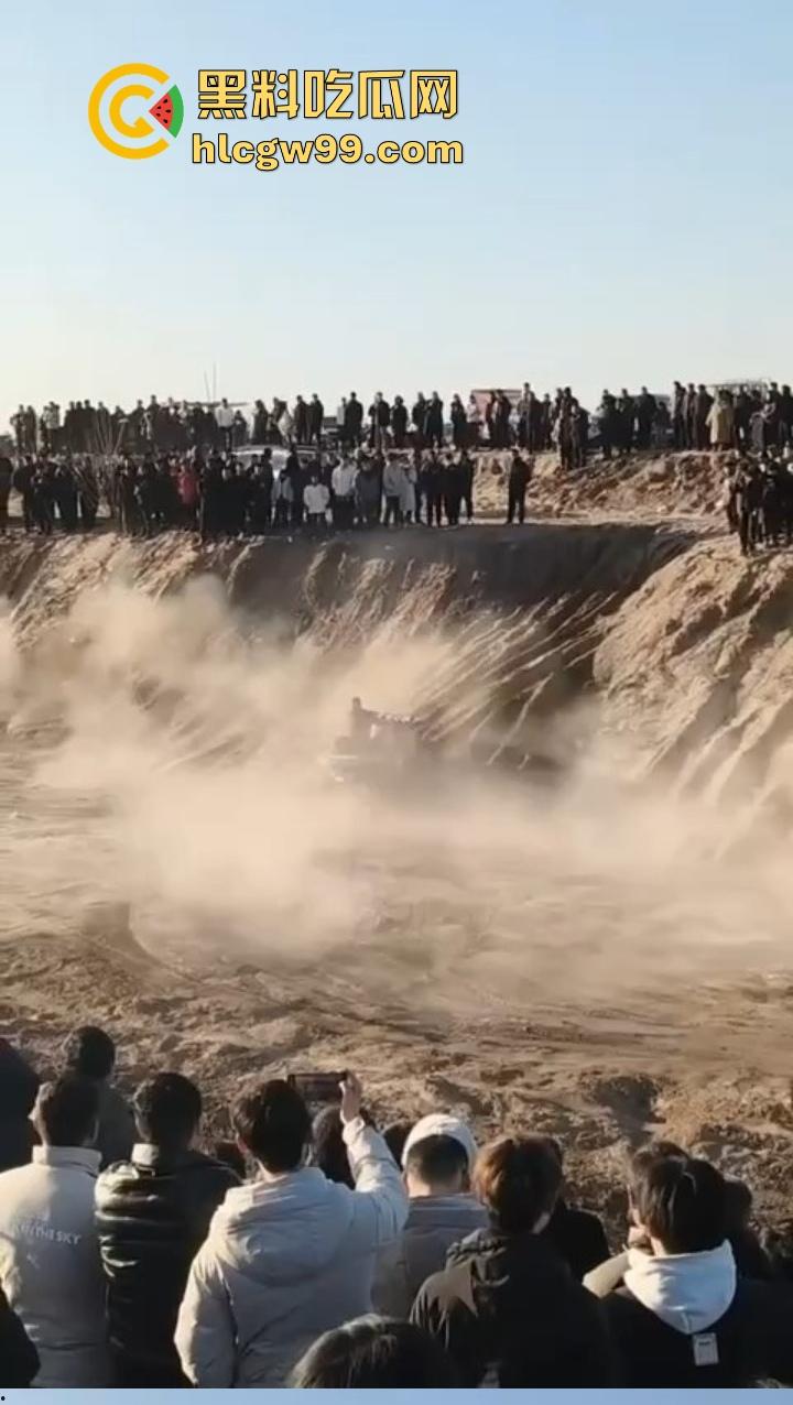 邯郸魏县飙车现场突袭,越野场地赛突遇警察突袭,猛禽油门踩到底,吓得差点侧翻!-4