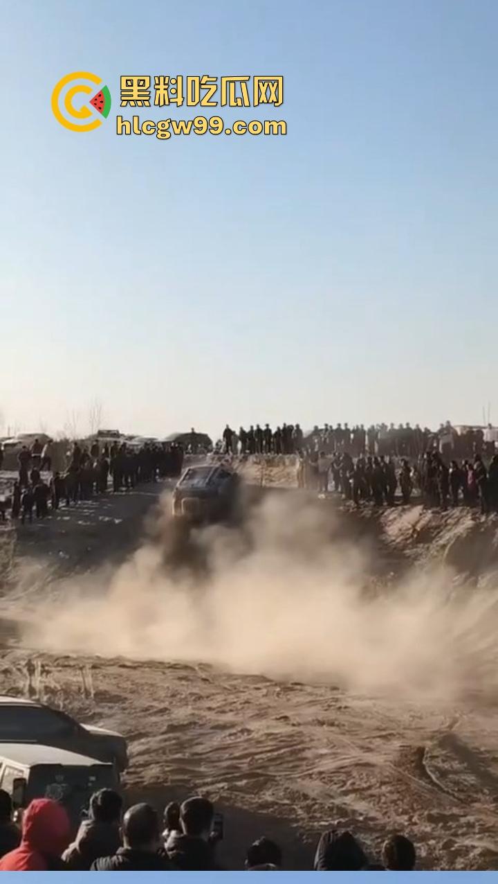 邯郸魏县飙车现场突袭,越野场地赛突遇警察突袭,猛禽油门踩到底,吓得差点侧翻!-5