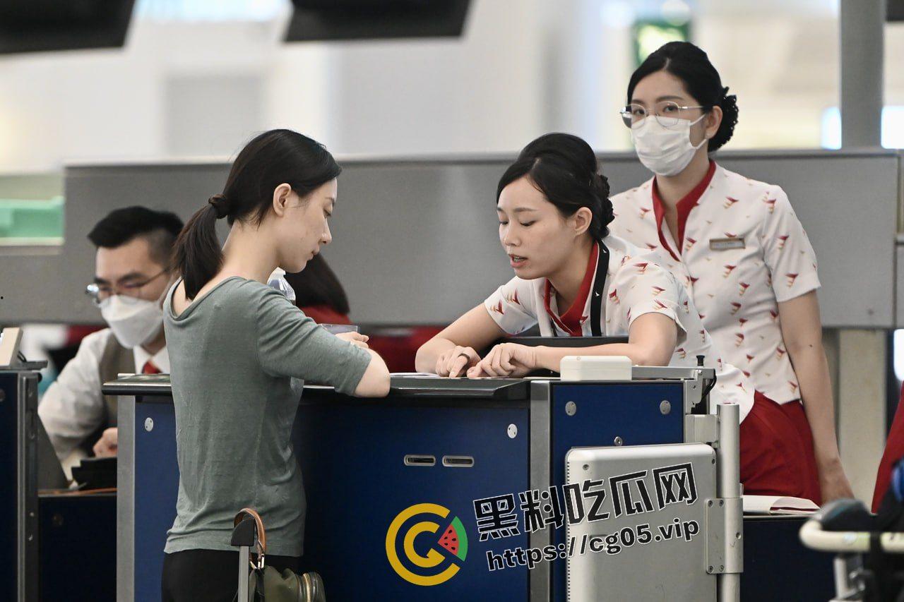 国泰空姐!提供特殊接机服务被前男友曝光 这就是上层人士的恶趣味吗-1