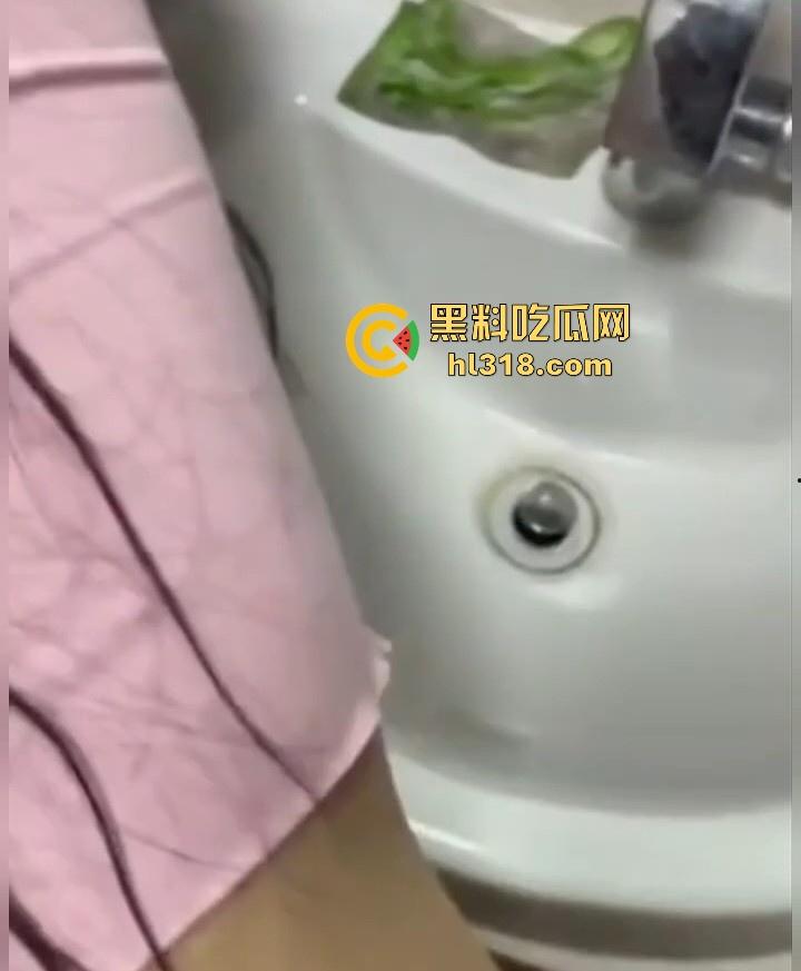 强上跟老公吵架的表姐,冷战期间来我家借住被我强行操了,从抗拒到迎合的转变,一炮泯恩仇!-8