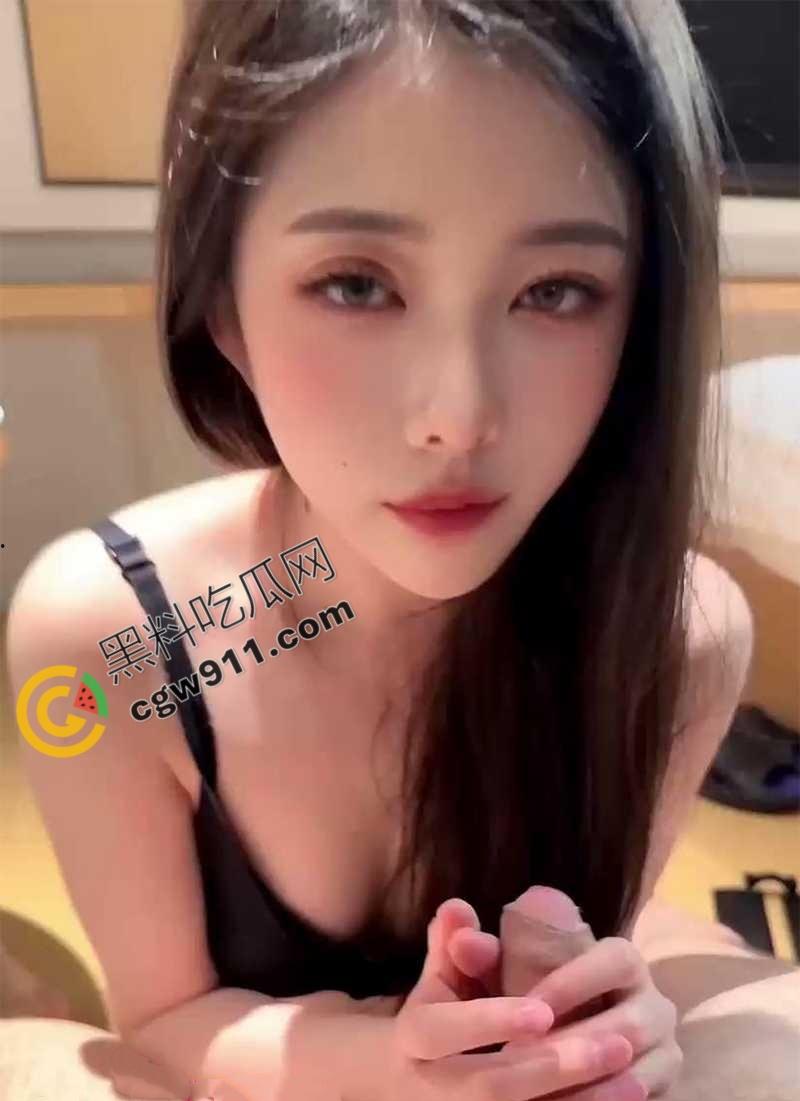 深圳人妻李文丽的3P淫乱盛宴!丰满美乳和翘臀美穴狂野夹击,顶级颜值骚劲十足-1