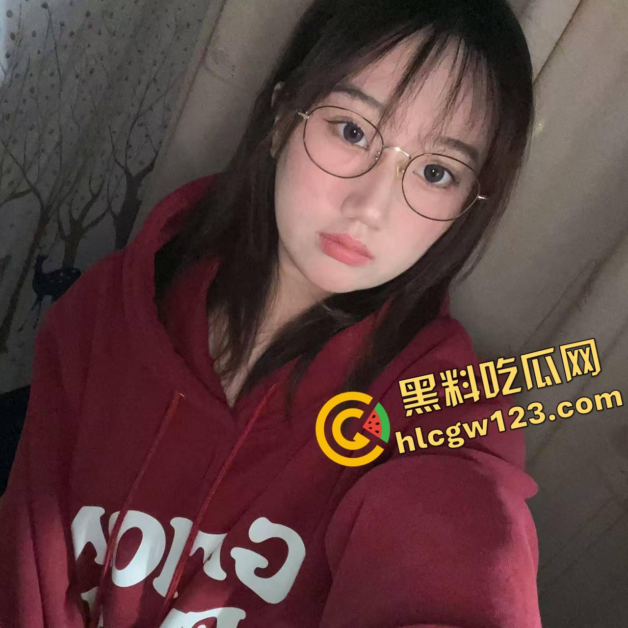 人妻疯到这地步?极品人妻小鲸鱼KTV露逼淫舞撩汉,闺蜜脱奶同台共演,现场一片荷尔蒙废墟!-2