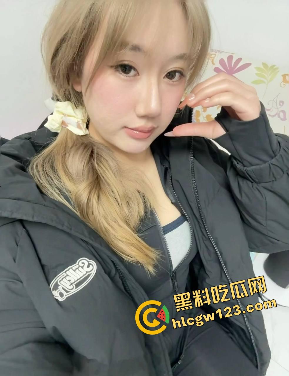 人妻疯到这地步?极品人妻小鲸鱼KTV露逼淫舞撩汉,闺蜜脱奶同台共演,现场一片荷尔蒙废墟!-3