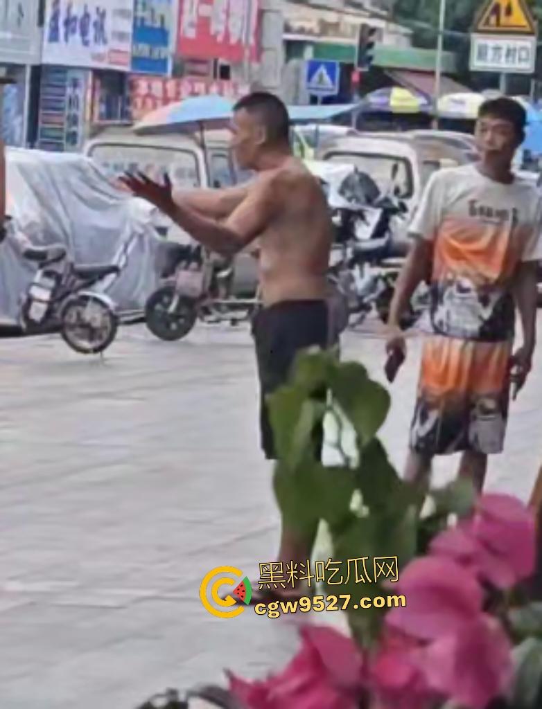 广州番禺小伙调戏大叔老婆惹祸!被怒按地上狂揍,脚踩羞辱遭外卖小哥嘲笑!-1