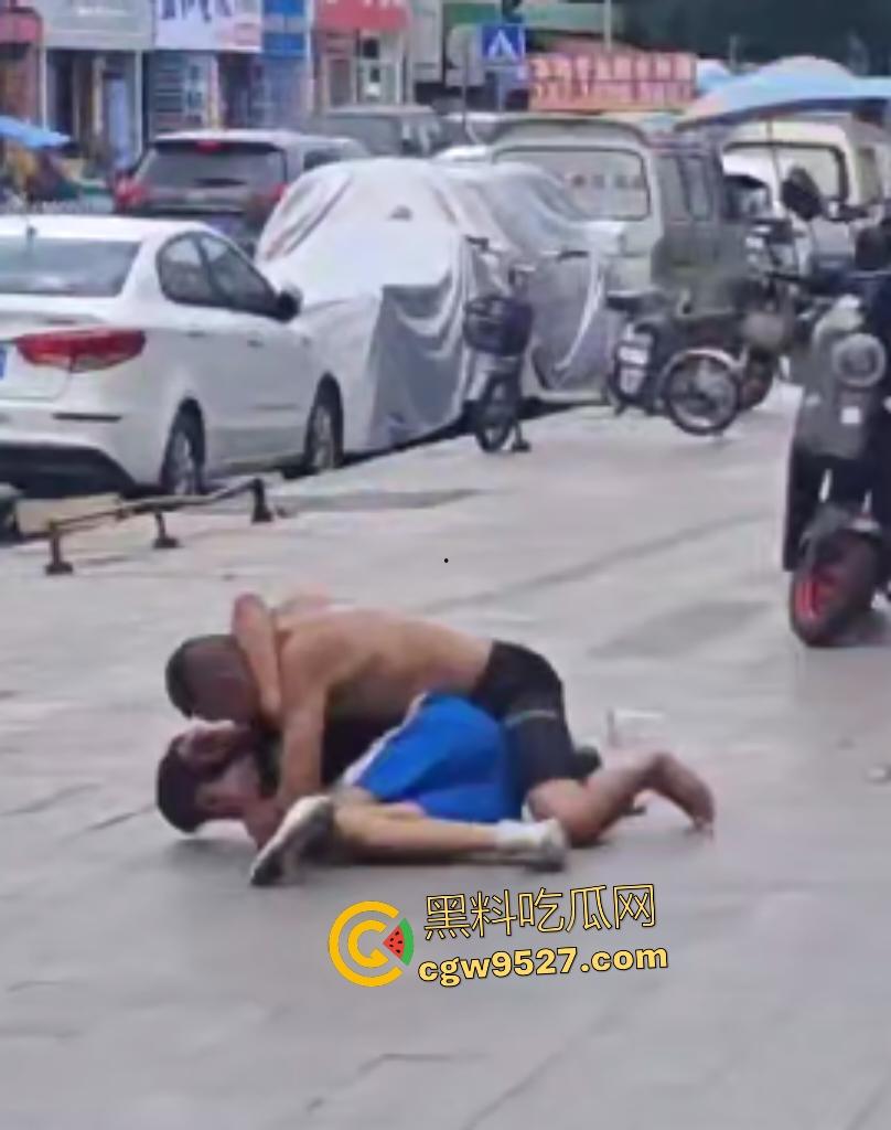 广州番禺小伙调戏大叔老婆惹祸!被怒按地上狂揍,脚踩羞辱遭外卖小哥嘲笑!-3