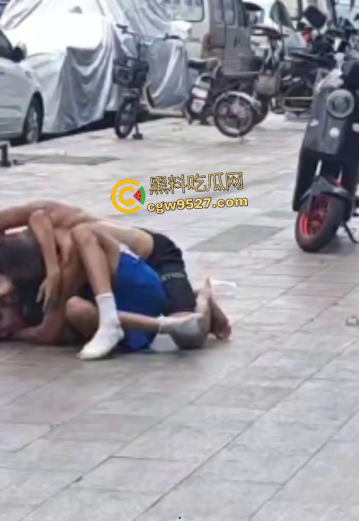 广州番禺小伙调戏大叔老婆惹祸!被怒按地上狂揍,脚踩羞辱遭外卖小哥嘲笑!-4