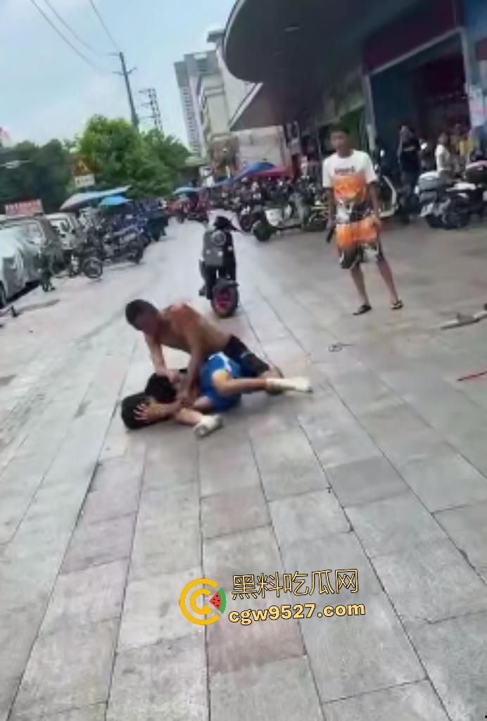 广州番禺小伙调戏大叔老婆惹祸!被怒按地上狂揍,脚踩羞辱遭外卖小哥嘲笑!-5
