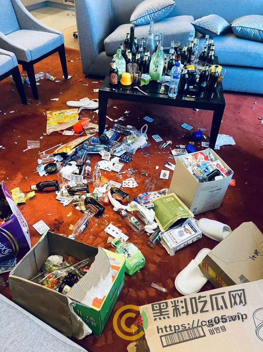 男同天团喜来登酒店大使套房欢度圣诞 爆操到肛门喷粪 画面惨不忍睹-6