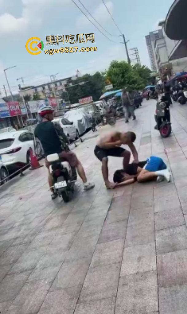 广州番禺小伙调戏大叔老婆惹祸!被怒按地上狂揍,脚踩羞辱遭外卖小哥嘲笑!-7