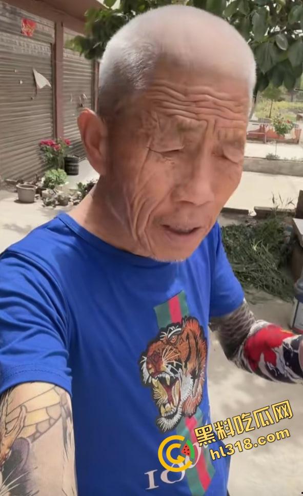 老变态厕所偷看逼被偷拍,还搁那死盯着不走,鸟为食亡,人为逼死,这才是真正的老兵不死!-4