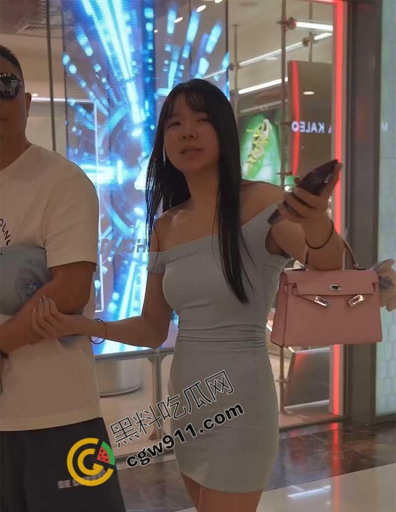 顶级偷拍精选!美艳骚妇真空美腿火辣躁动,嫩穴翘臀,刺激无比,欲火难耐!-1