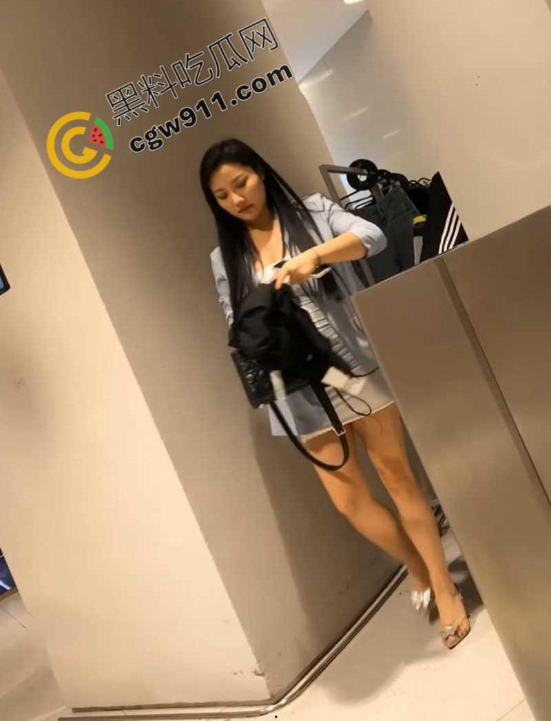 顶级偷拍精选!美艳骚妇真空美腿火辣躁动,嫩穴翘臀,刺激无比,欲火难耐!-8