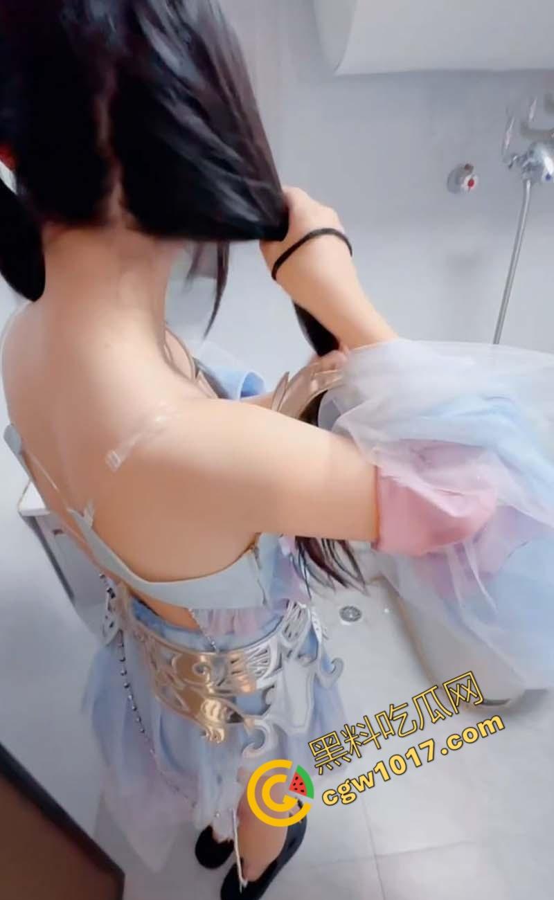 海角大神趁萝莉小表妹洗澡时后入爆操!表妹湿身诱惑,汁水四溅,淫欲四溢,淫叫不断-4