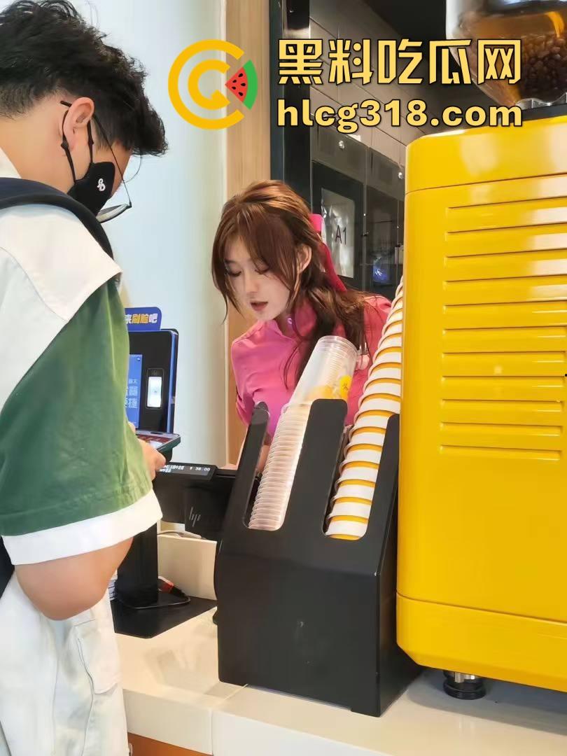 约炮南宁火车站麦当劳女服务员!脱下工作制服没想到身材这么有料,无套内射,麦当劳确实好吃!-1