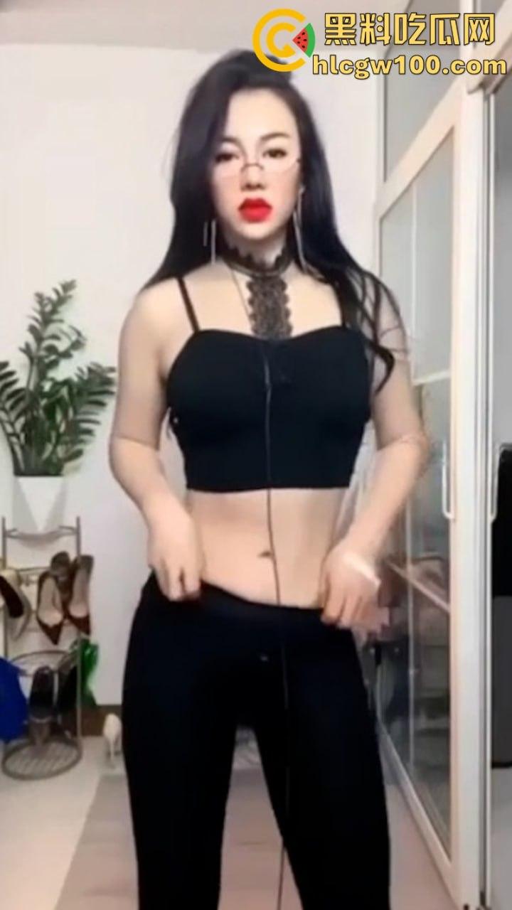 快手46w粉丝熟女【时尚辣妈雪姐】连体黑丝诱惑裸舞 擦边卖逼赚钱养家 付费私播流泄-3